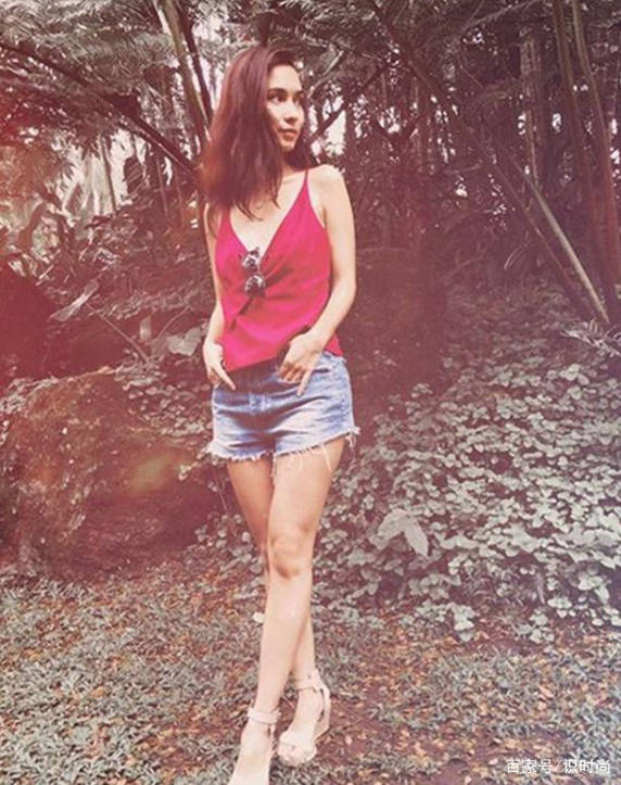 设计 韩庚混血妻子拍写真照，穿白色背心秀纤瘦锁骨，长腿身材堪比超模