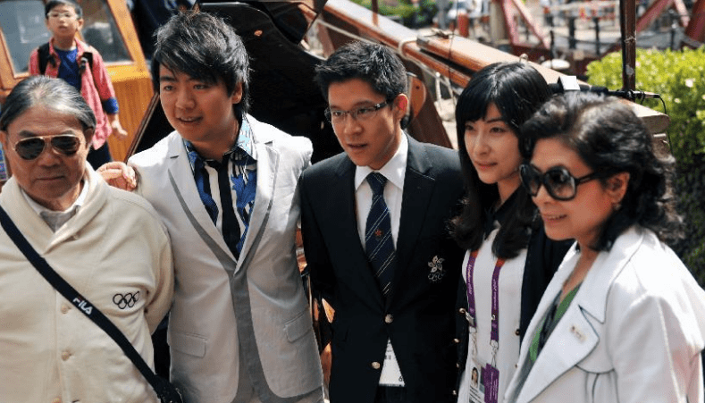 原创霍启刚正式宣布参选，弃商从政的他，未来成就或不低于爷爷霍英东
