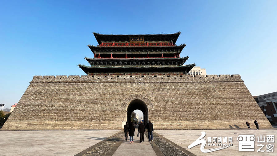 的府城大门原名为承恩门,是明朝初年为扩太原城时修筑的两座南门之一