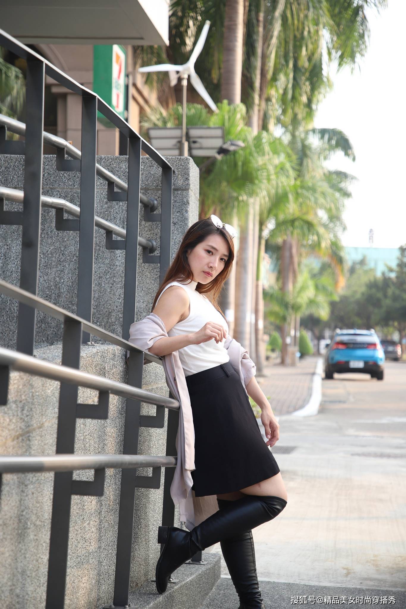 黑色 白色的无袖背心，下搭黑色的半身裙与黑色过膝长靴帅气又时尚