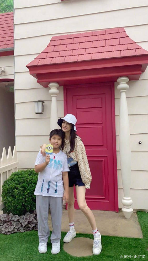 设计 黄圣依穿超短裤拍亲子照,9岁儿子快跟妈妈高,母子合照像俩姐弟