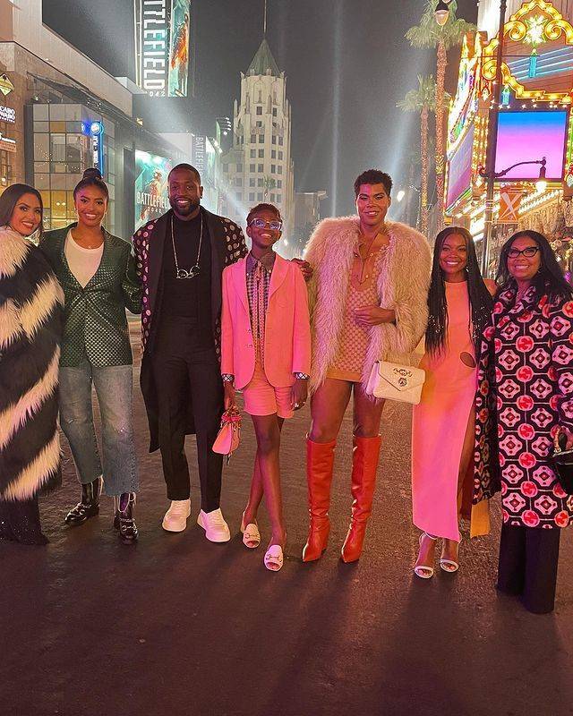 一身 科比妻子女儿高调看秀！瓦妮莎一身皮草土豪风，18岁女儿太像科比