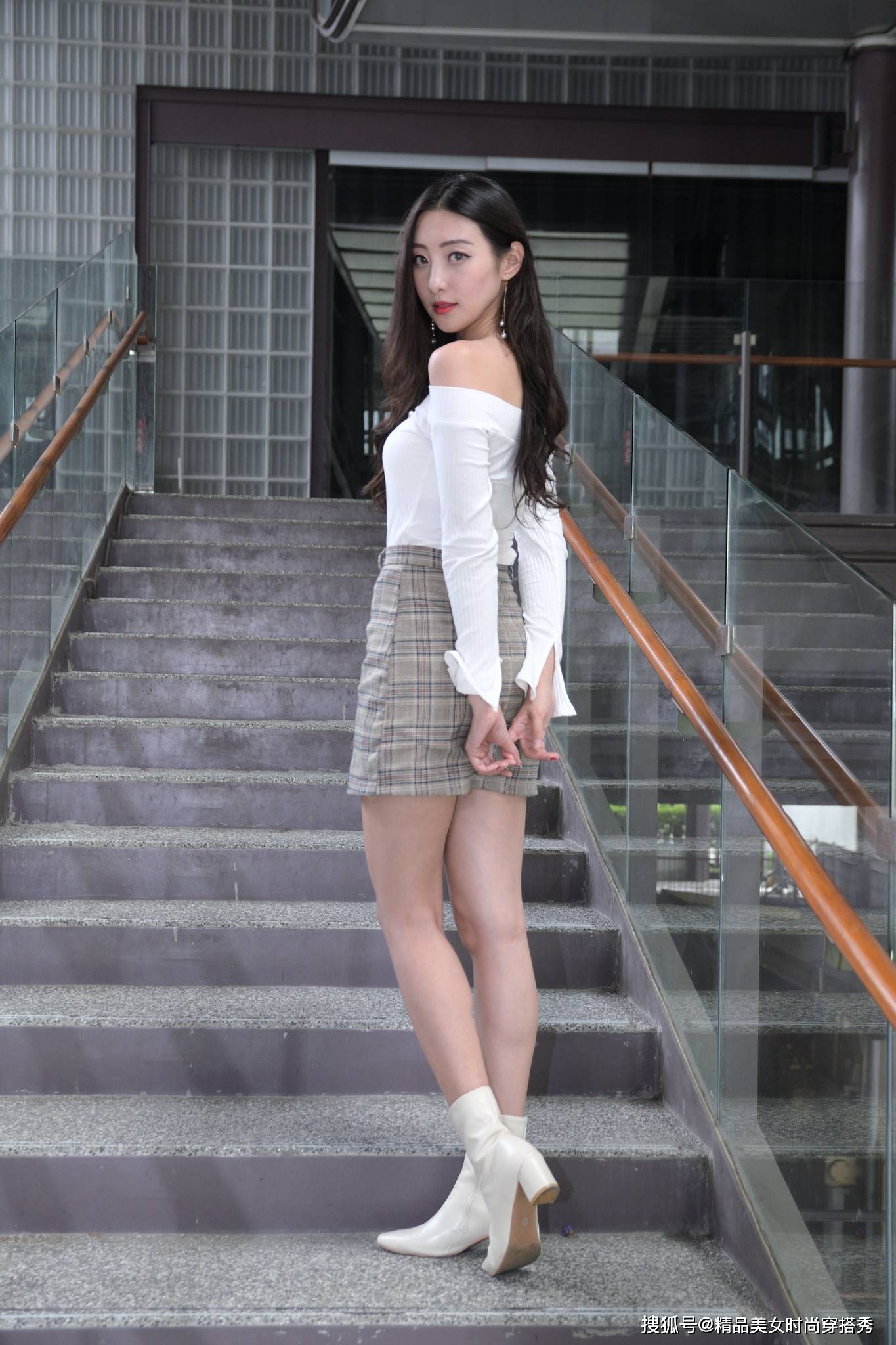 短裙 白色针织打底衫加灰色格纹半身短裙，保暖又不失风度