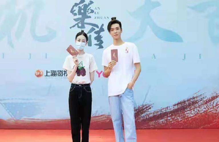 进行 迪丽热巴和龚俊现身活动，穿情侣款T恤和牛仔裤，组超高颜值CP