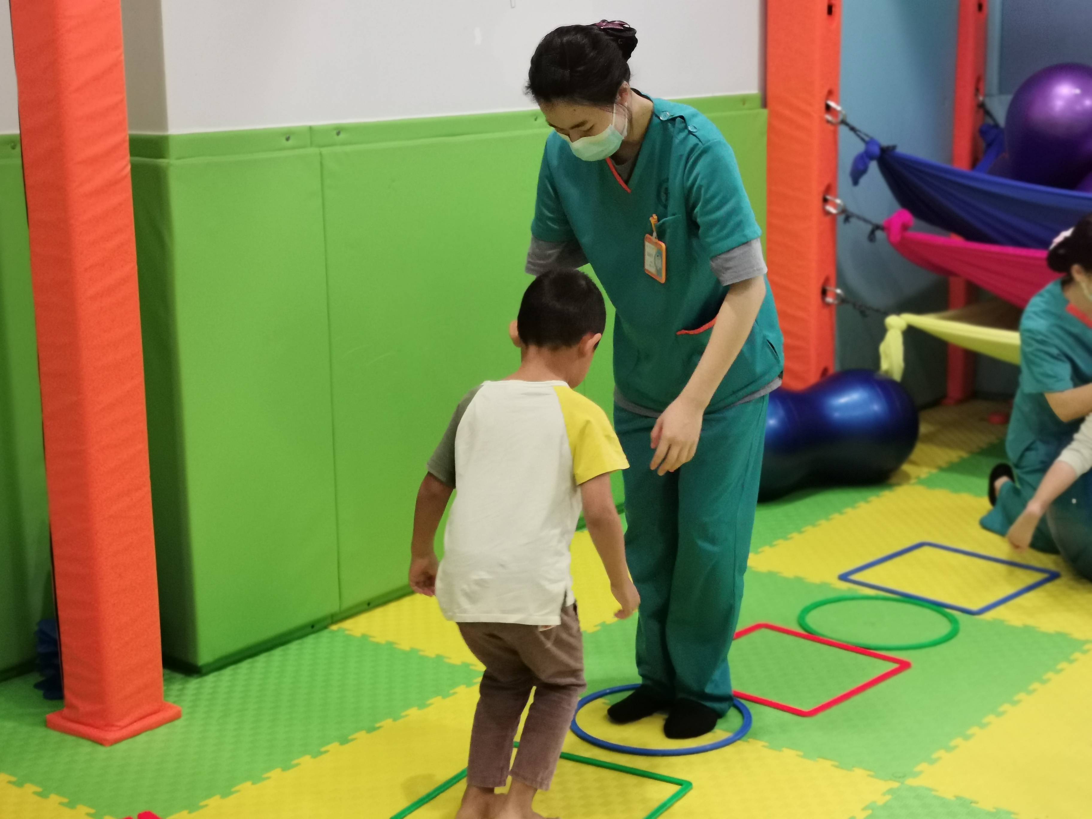 【天使小课堂】0~3岁婴幼儿的动作与运动发育和宝宝感官训练