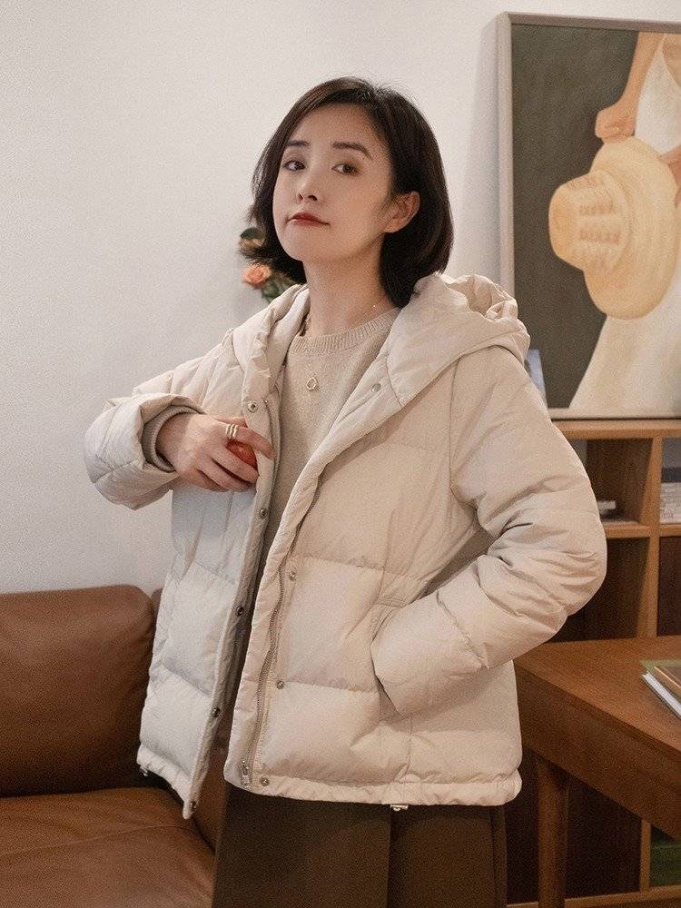 黑色 秋冬季：别老想穿长款羽绒服！小姐姐用短款配半身裙，高级又时髦