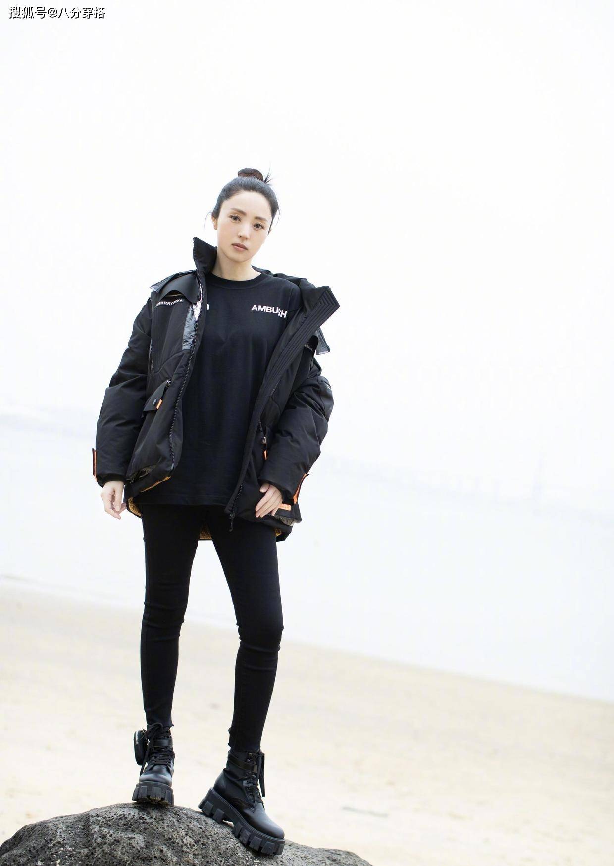 设计 董璇穿黑色修身连衣裙,蕾丝与丝绒交叠优雅精致,盘发造型更高贵