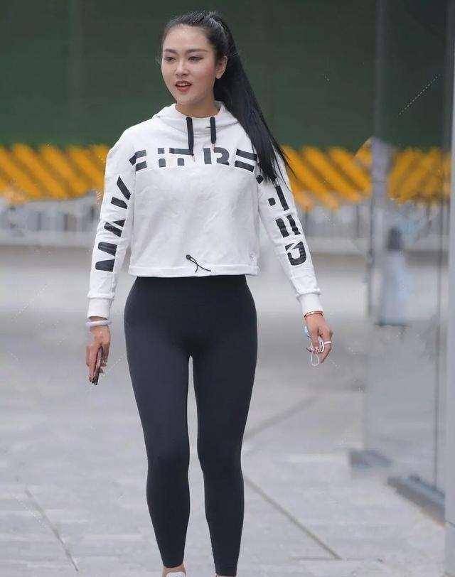 显得 “重回”街头的打底裤，中年女士这么穿，也许是另一种感受