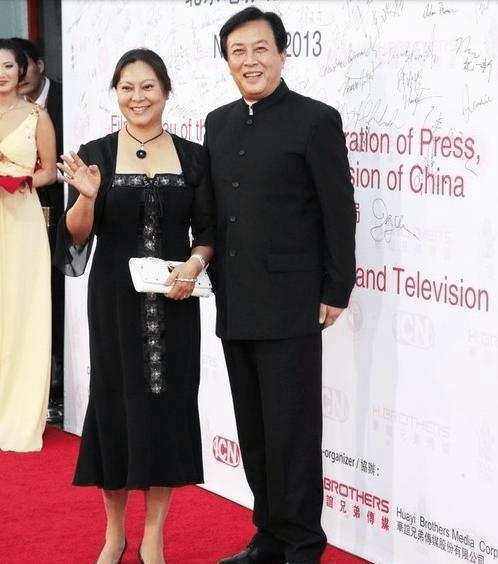 魅力 唐国强小12岁妻子挺有福相，穿黑白装优雅大气，身材丰满却挺耐看