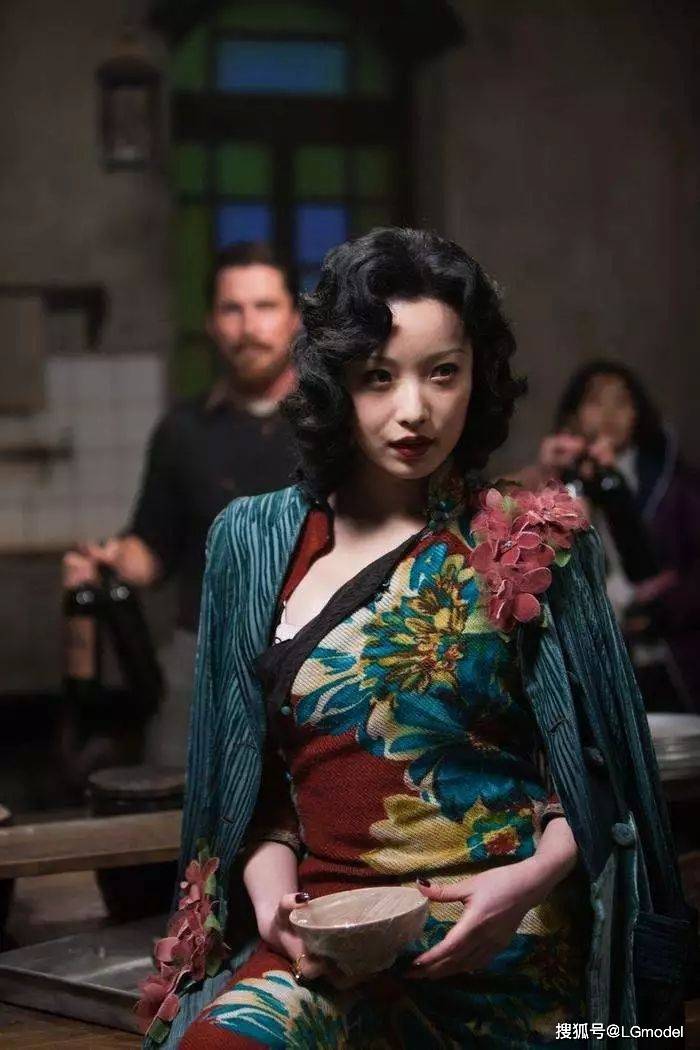 演技 谋女郎倪妮吊带礼服大秀美背！紧身深V妖娆妩媚，慵懒短发显优雅高贵