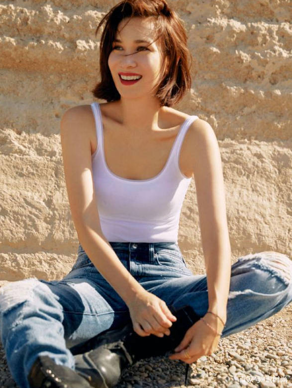 设计 韩庚混血妻子拍写真照，穿白色背心秀纤瘦锁骨，长腿身材堪比超模