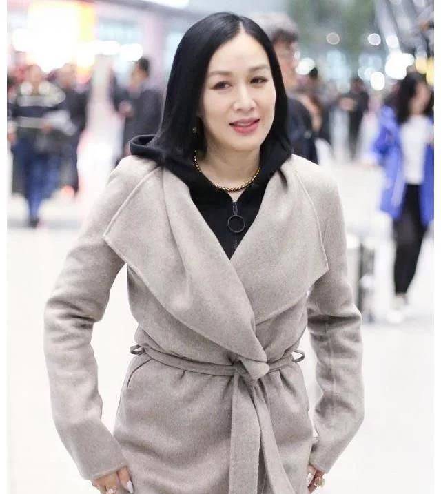 整体 钟丽缇上节目没了滤镜,一下子就成了干瘪老太太,脸松垮下坠