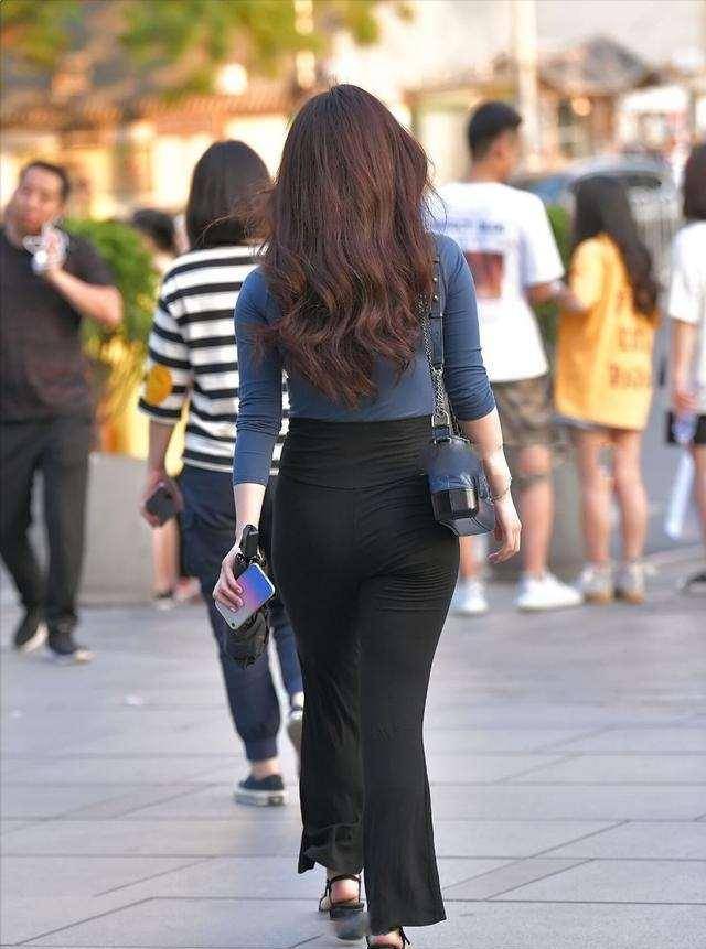 显得 “重回”街头的打底裤，中年女士这么穿，也许是另一种感受