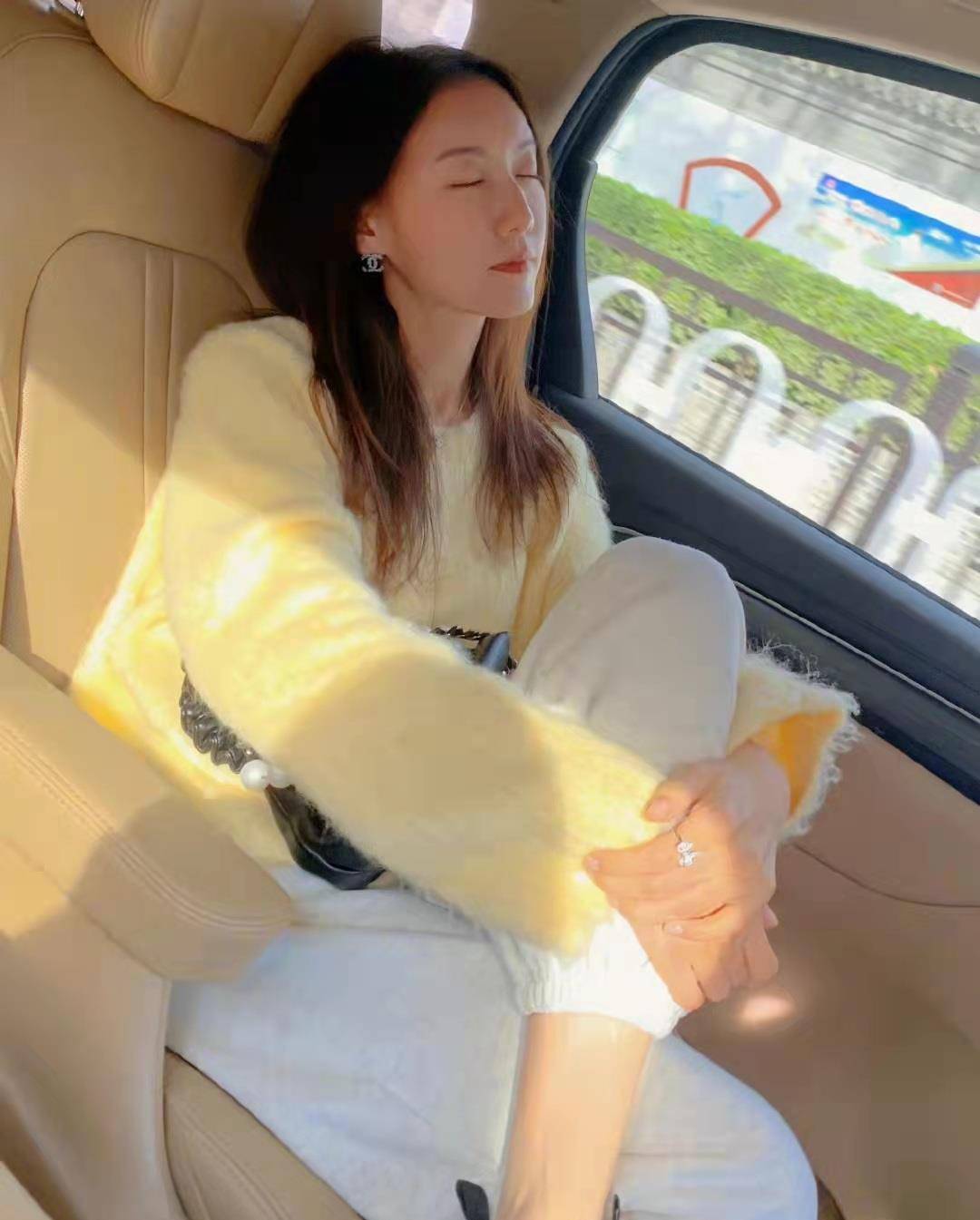 毛衣 演员高露的秋冬穿搭，淡黄毛衣配束脚裤，牛仔夹克配阔腿裤，温暖随性