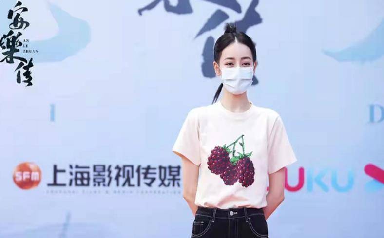 进行 迪丽热巴和龚俊现身活动，穿情侣款T恤和牛仔裤，组超高颜值CP