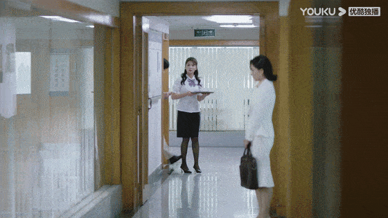 父亲|父母双亡、辍学、被卖、被骚扰……她的逆袭路究竟有多精彩？