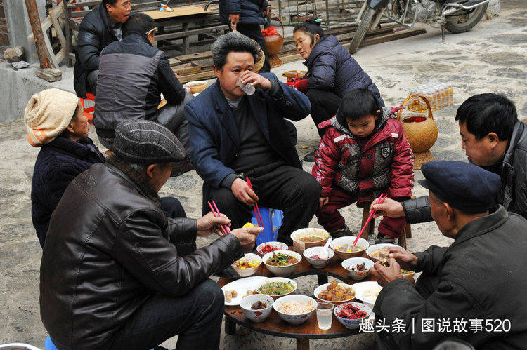 贵州村寨婚宴习俗，游客偶遇，随了100份子被请吃流水席