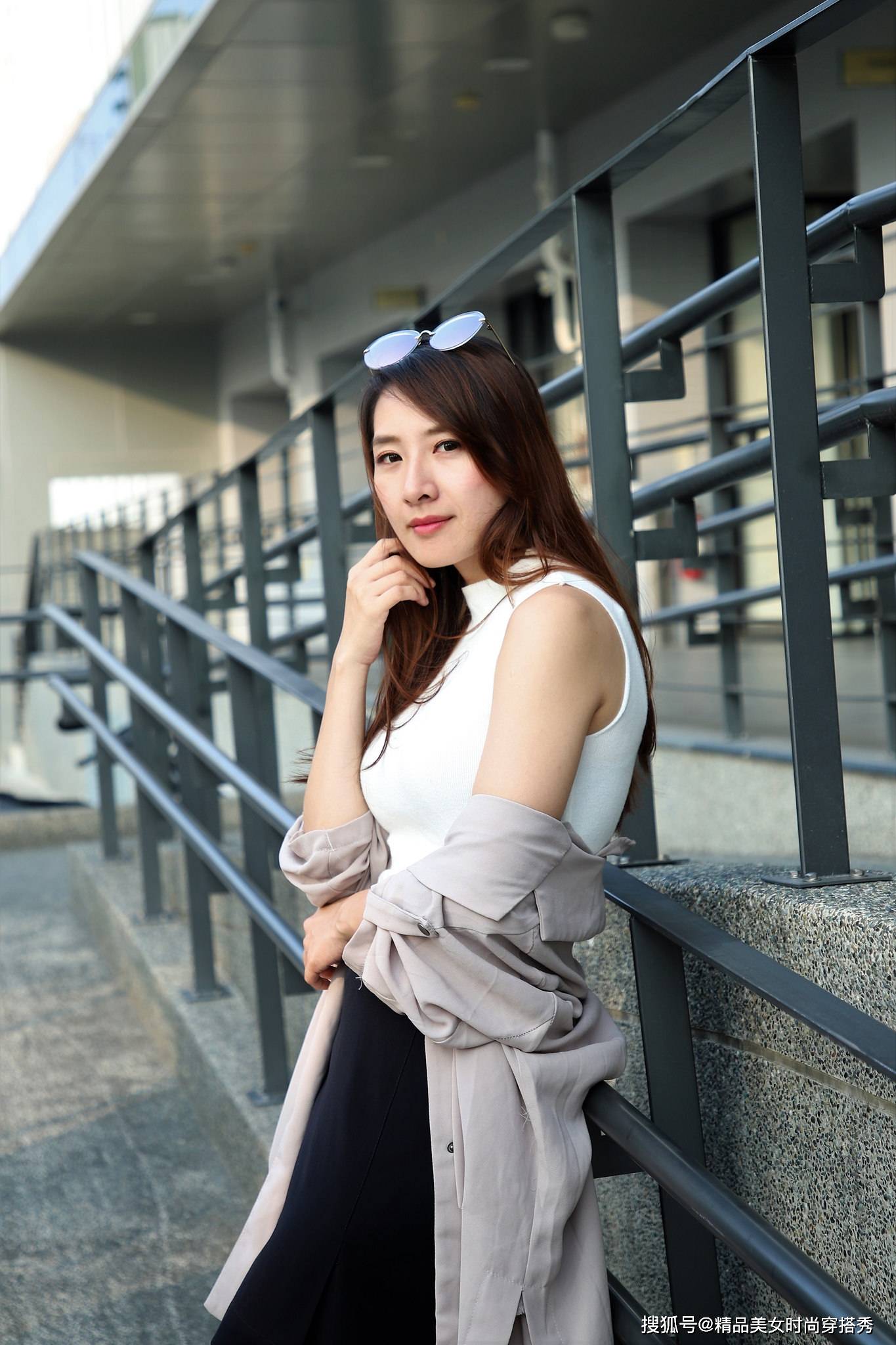 黑色 白色的无袖背心，下搭黑色的半身裙与黑色过膝长靴帅气又时尚