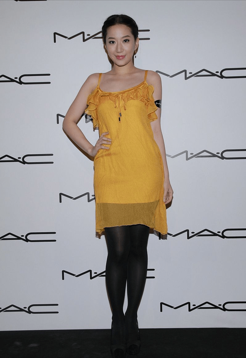 颜色 甄子丹小姨子不像豪门儿媳，穿拼接裙看着不贵气，但身材确实高挑