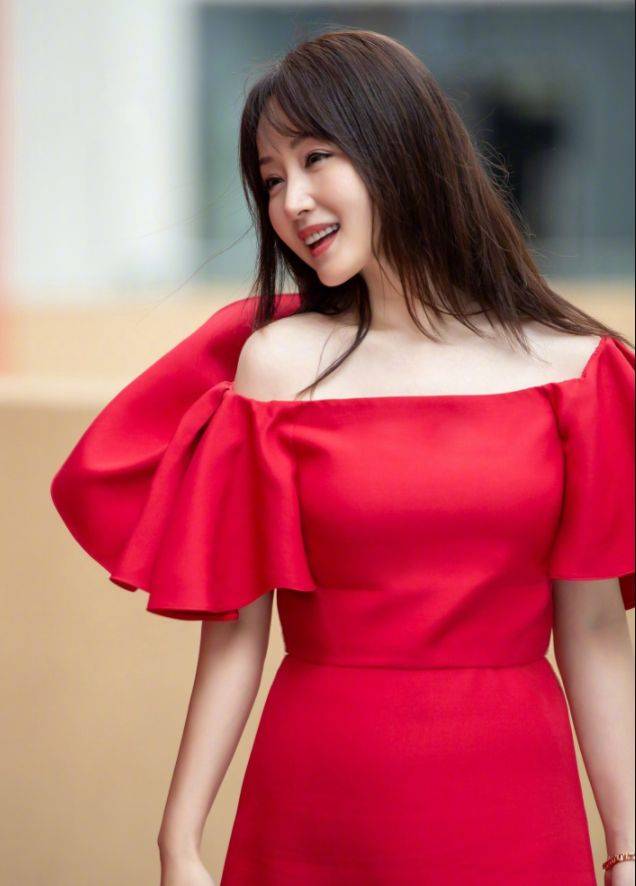 颜色 50岁杨钰莹有扮嫩本钱,穿镂空长裙配丸子头,分明是25岁少女模样