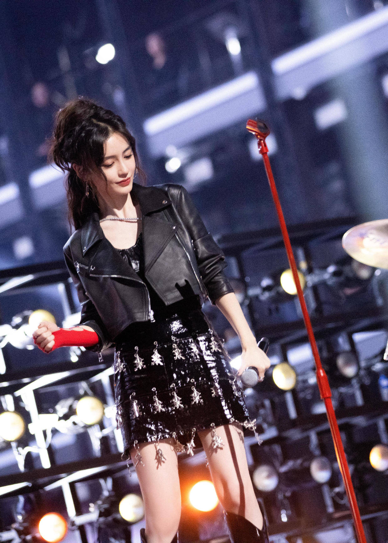 杨颖 Angelababy好会穿,用黑色皮夹克配吊带半身裙,辣妈身材不输女团