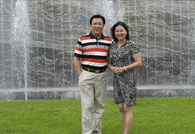 魅力 唐国强小12岁妻子挺有福相,穿黑白装优雅大气,身材丰满却挺耐看