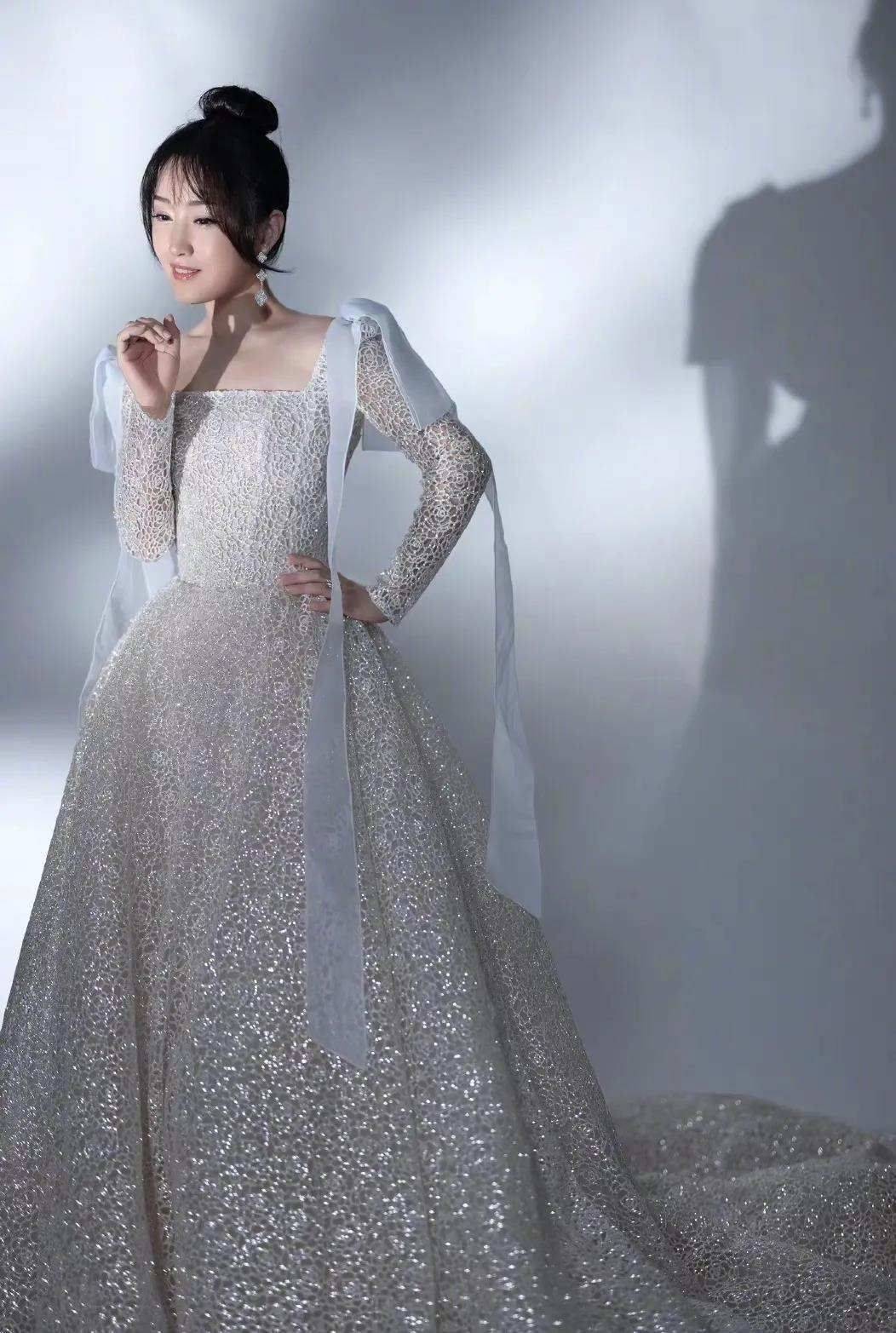 颜色 50岁杨钰莹有扮嫩本钱,穿镂空长裙配丸子头,分明是25岁少女模样