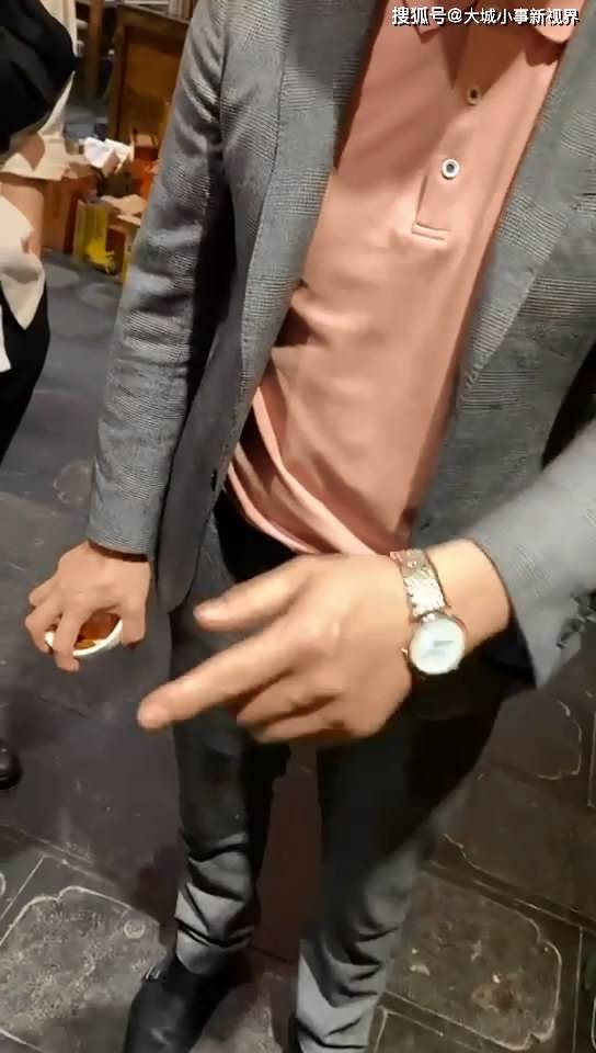 原创江苏男子吃出蟑螂，老板当众抢走证据，反指顾客碰瓷：要我赔3000