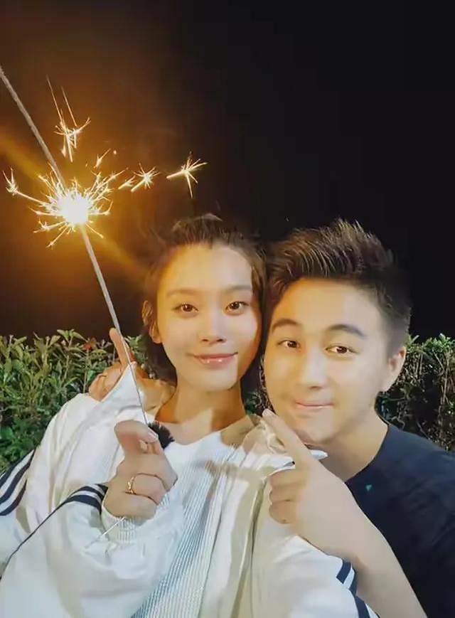 夫妻俩|喜讯！奚梦瑶何猷君二胎产女，结婚两年儿女双全，用幸福击退质疑声