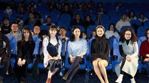 于明加 于明加罕晒工作照，穿羽绒马甲配衬衫裹成粽子，婴儿肌肤色太抢镜