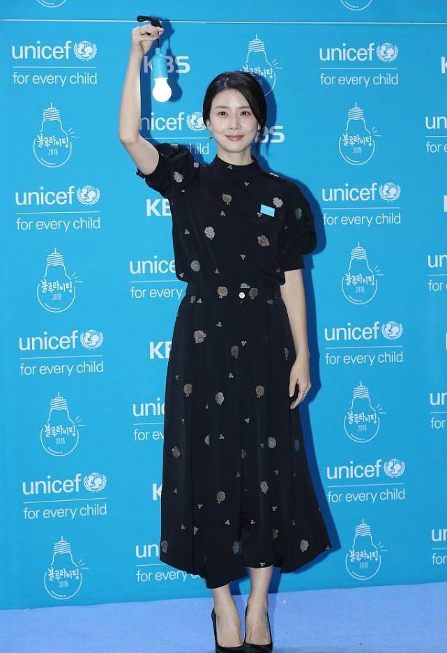 黑色 韩国“刘诗诗”李宝英年轻时好美，穿黑裙真动人，配黑丝也不俗气