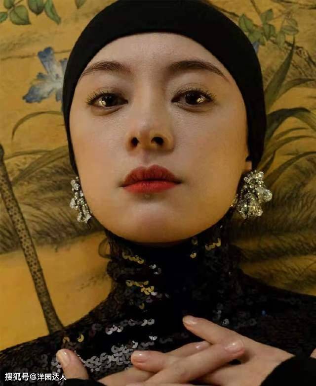 黑色 孙俪时尚大片来袭,黑色无袖针织裙搭白色手套,极具野性之美