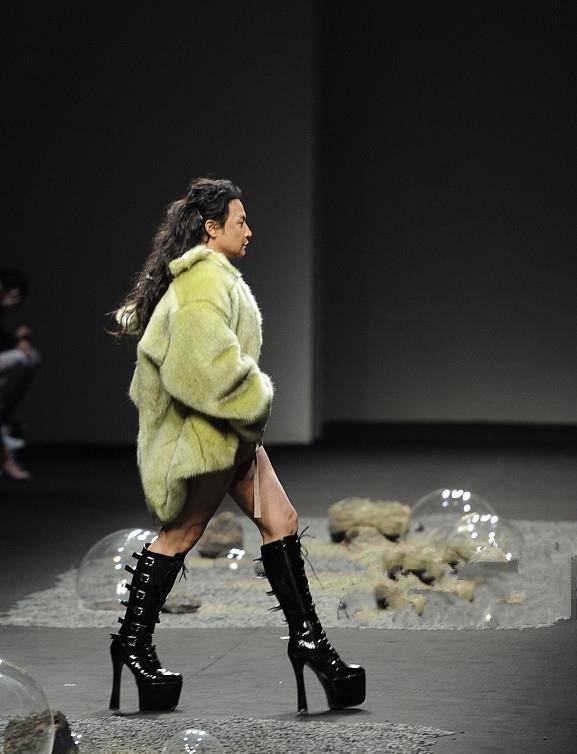 切换 陈志朋再登T台，切换两套原始风造型，穿羽绒服踩木靴够有气场！