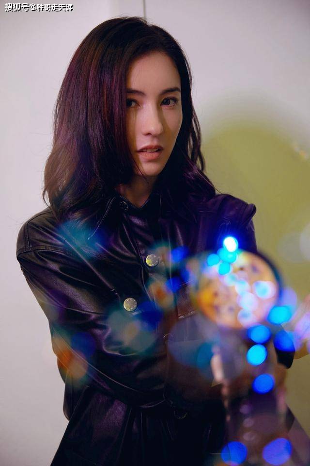 机车 张柏芝越来越时髦，穿黑色皮衣化身机车女郎，帅气造型有看点