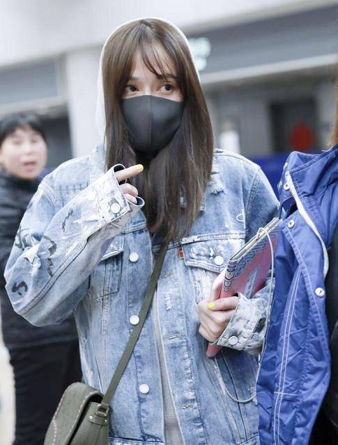 卫衣 陈乔恩穿套装牛仔，40岁看起像20岁小姐姐，秀春装差点被冻哭！