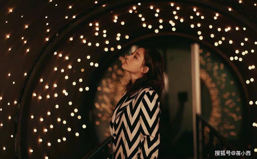 设计 梅婷在国外真会穿，穿黑白花纹外套凹造型，扑面而来的高级感！