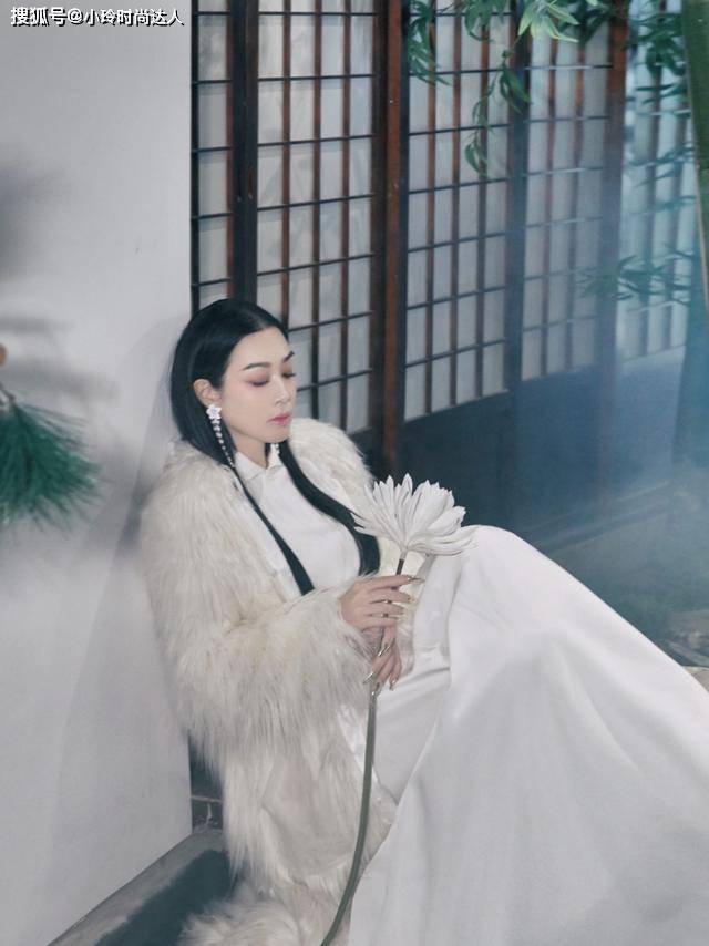 身材 钟丽缇减龄有一套！卫衣搭帅气工装裤走机场真休闲，活力满满