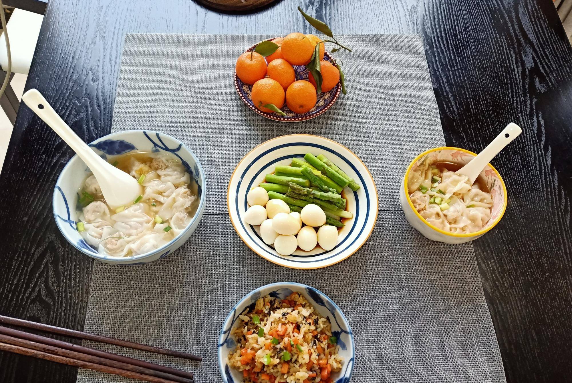 神兽|娘儿俩的早餐火了,不要低估神兽的胃口,满满一桌,转身就光盘