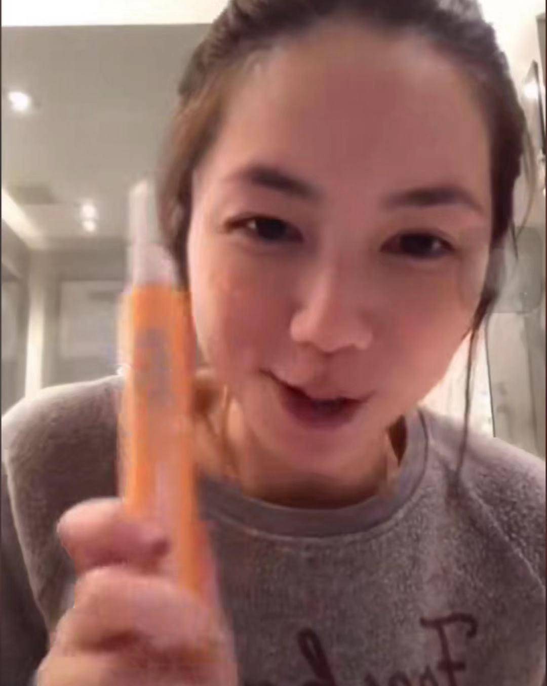 包文婧邓紫棋晒出一款祛斑乳膏，因价格便宜被忽视，用后斑斑点点消失了