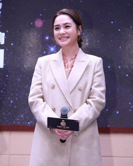 身材 阿娇是有喜了吗？穿米色大衣配碎花长裙也难掩丰腴身，真像怀孕了