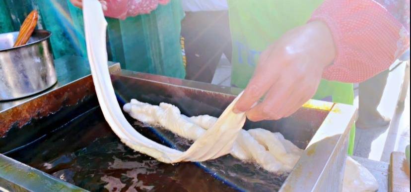食欲|宁夏早餐店油条,空心酥脆,形状和麻花一样个性,配上豆腐脑美味
