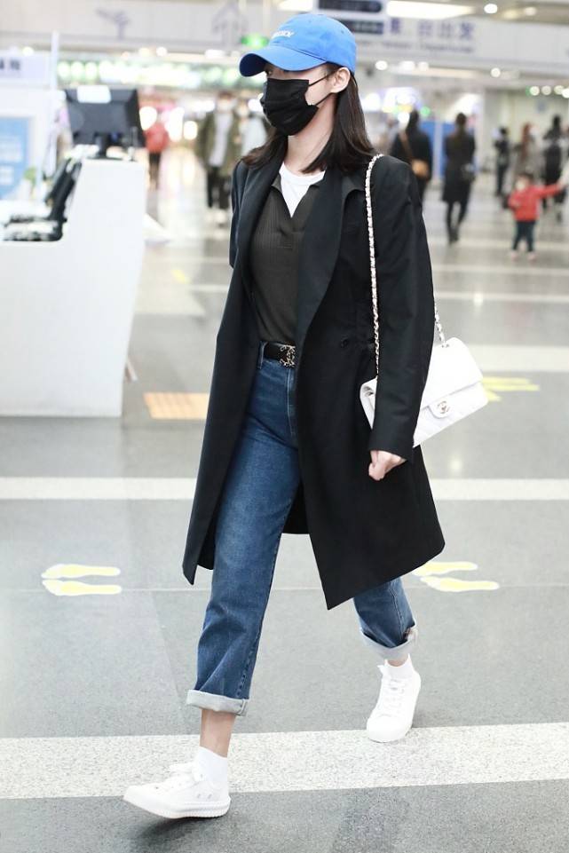 短裙 辛芷蕾穿法太独特，西装配挂脖裙也优雅，但丝袜让造型很“掉价”