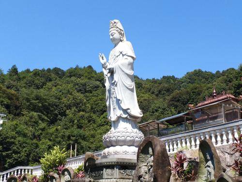 广东梅山莲花寺里的石雕滴水观音高清图片_寺庙