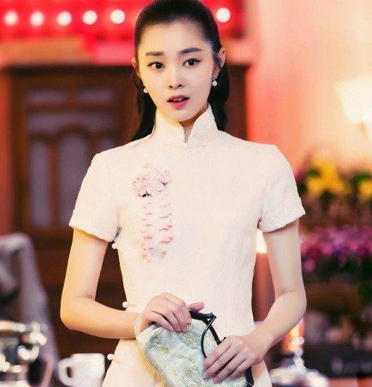 周冬雨 女星旗袍造型：唐嫣冷艳，周冬雨温婉，赵丽颖气质大变