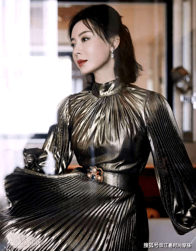 金色 陈数不愧是“气质女人”,穿一袭金色百褶裙,美得优雅高级