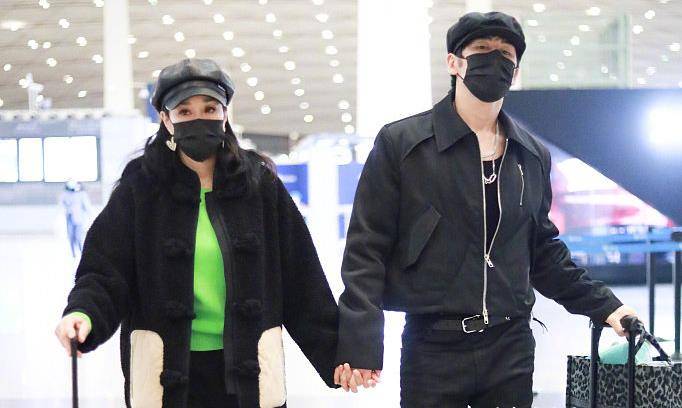 黑色 钟丽缇张伦硕走机场又作妖，身穿老棉袄像大妈，男方眼神生无可恋