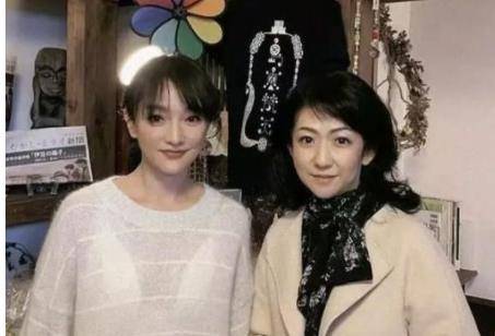 身材周迅在街头被拍到，皮肤松垮身材干瘦，整个人毫无气质就是老阿姨