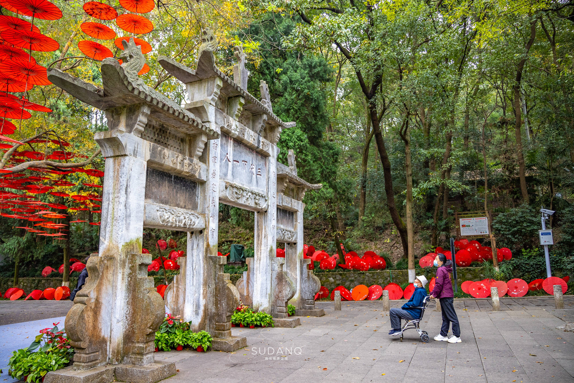 今天的隆中景區是一個以諸葛亮故居為主體的風景名勝區,由古隆中,水鏡