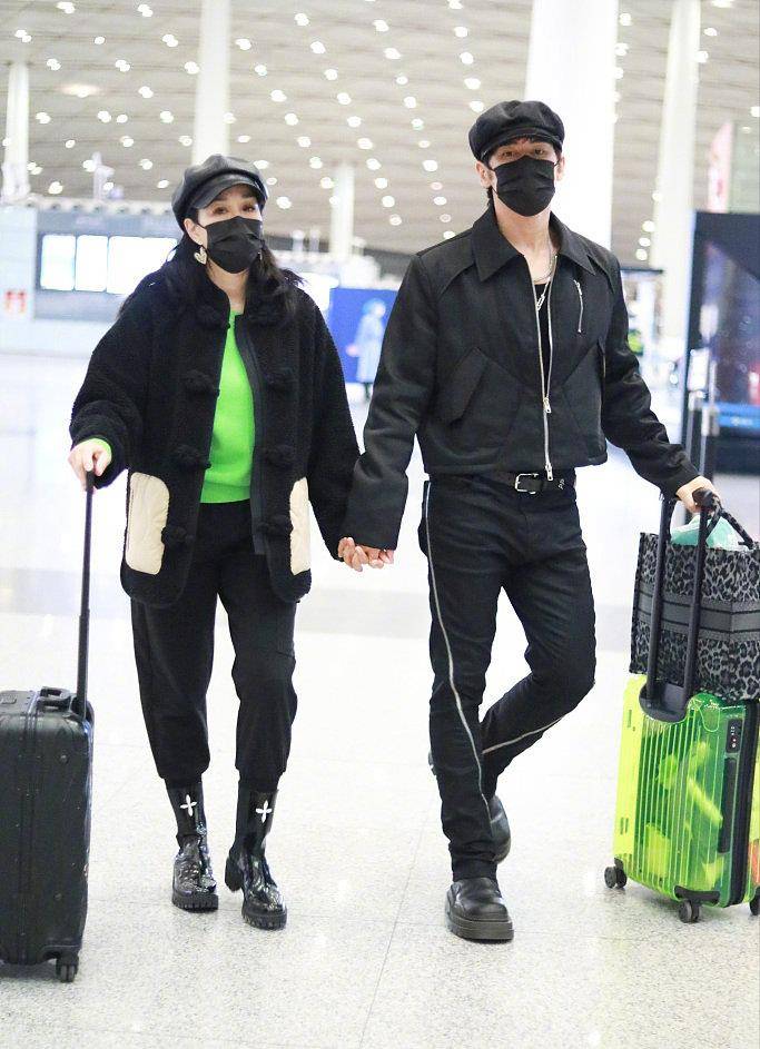 黑色 钟丽缇张伦硕走机场又作妖，身穿老棉袄像大妈，男方眼神生无可恋