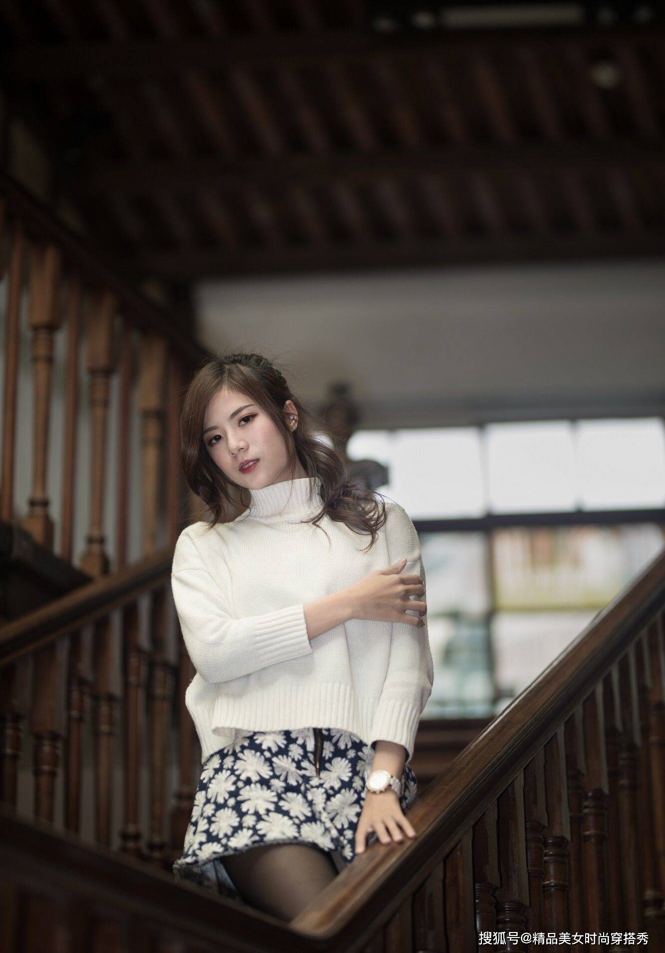 短裙 白色毛衣搭配碎花短裙，休闲又时尚，非常耐看